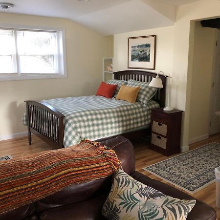 Cozy Garden Apartment Along The Shoreline جيلفورد المظهر الخارجي الصورة
